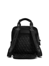 Mochila urbana negra de diseño compacto, confeccionada en material sintético resistente. Presenta doble asa superior con el nombre de la marca estampado, bolsillo frontal con cierre y tirador decorativo en color beige. Incluye el logo de la marca sutilmente aplicado en el frente.