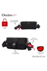 Bandolera negra de estilo deportivo, confeccionada en material sintético resistente. Cuenta con una solapa frontal con cierre de hebilla tipo clip, correa ajustable con logo de la marca y un charm decorativo en forma de labios.