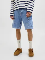 Bermuda cargo de jean baggy fit con tiro alto, múltiples bolsillos y pernera amplia. Presenta un acabado stonewash con efecto desgastado.