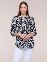 Blusa Zac & Rachel de gasa estampada con patrón multicolor, cuello mao con escote en V y botones frontales. Cuenta con detalles plisados en el frente y mangas largas con sistema para ajustar.