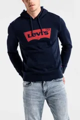 Buzo hoodie azul marino de Levi's con logo rojo estampado en el pecho y bolsillo tipo canguro.