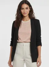 Blazer negro de corte regular con cuello solapa y bolsillos frontales.