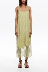 Vestido midi verde claro de línea A con escote redondeado, tirantes y detalles de encaje transparente superpuesto en el escote y el bajo.