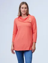 Blusa celeste en tejido texturado, marca Ruby Rd. Cuello volcado con aplique de botones.