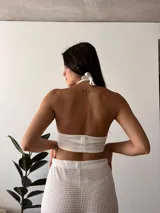 Top blanco de tejido waffle con cuello halter.