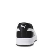 Championes Puma modelo Court Classic Clean, de diseño urbano inspirado en el baloncesto retro. Presentan un exterior de material sintético blanco con la icónica franja lateral de la marca en color negro. Cuentan con cierre de cordones, interior forrado y plantilla SoftFoam+ para mayor amortiguación.