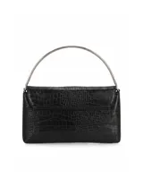 Cartera tipo clutch de cuero sintético negro con textura croco brillante y solapa frontal, con asa superior metálica arqueada en acabado plateado.