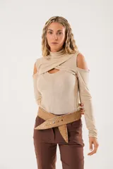 Polera beige de cuello alto con mangas largas y abertura en el pecho.