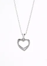 Collar de cadena tipo forcé con dije de corazón calado, decorado con pequeñas zirconias incrustadas en todo su contorno. Fabricado en plata 925 hipoalergénica.