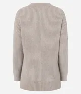 Suéter de punto color beige con escote en V, mangas largas con puños ajustados y diseño holgado. Confeccionado en poliéster.