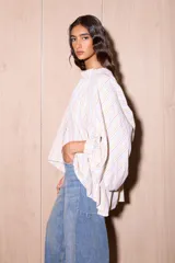 Camisa holgada de algodón con cuello alto y mangas anchas, confeccionada en Italia. Presenta un estampado de rayas verticales finas en tonos beige, blanco, amarillo, rojo y azul.