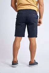 Bermuda tipo chino de corte recto, color verde oliva, con cierre frontal de cremallera y botón, bolsillos laterales y traseros, y pasacintos en la cintura.