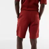 Bermuda de punto grueso color rojo, de corte recto y ajuste cómodo.