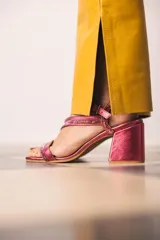 Sandalias negras de cuero con tiras finas y strass, taco cuadrado.