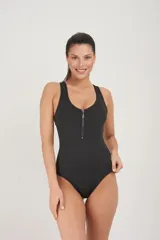 Malla enteriza de lycra estampada con flores rosas y naranjas sobre fondo negro, con cierre frontal y espalda deportiva.