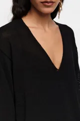 Jersey de punto de corte recto en mezcla de algodón, con escote en V pronunciado y mangas largas con puños acanalados.