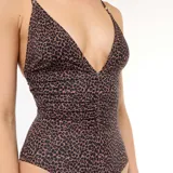 Malla enteriza con estampado animal print, escote pronunciado en V y detalles de argollas doradas en los tirantes.