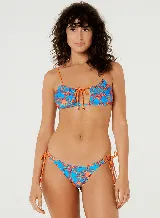 Conjunto de bikini con estampado de palmeras y soles en tonos naranja y azul. El corpiño es de corte triangular con tirantes finos y la braguita tiene tiras laterales ajustables.