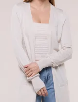 Cardigan largo de punto liviano y suave, de color blanco, con diseño abierto al frente, mangas largas con puños acanalados y bolsillos frontales aplicados.