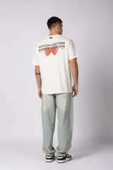 Remera negra de corte regular, manga corta y cuello redondo, con pequeño estampado frontal centrado con el texto 'VCP COLLECTION' y diseño de cerezas.