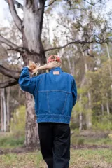 Pantalón bombacha de campo color beige, de gabardina, con corte holgado y puños negros con botones.