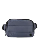 Riñonera acolchada color azul grisáceo, con cierre frontal y compartimento trasero. Cuenta con correa ajustable y detalle de logo circular en la parte inferior.