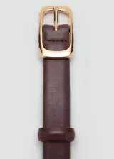 Cinturón fino de color marrón oscuro con hebilla rectangular metálica en tono dorado.