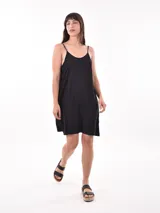 Vestido corto negro con breteles finos y escote en V.