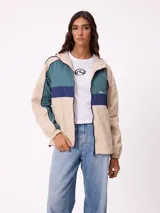 Campera rompevientos Rusty con diseño color block en tonos bordó, azul y blanco. Cuenta con cierre frontal, capucha con cordones ajustables, puños elásticos y logo bordado en el pecho.