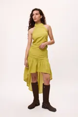 Top rojo con cuello halter y detalle de tablas.