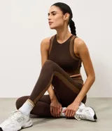 Top deportivo Get Over confeccionado en microfibra seamless de color marrón, con diseño ajustado, escote redondo, sin mangas y recortes contrastantes en tono tostado.