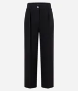 Pantalón de vestir negro, de corte recto, con trabillas en la cintura y cierre tradicional de botón y cremallera.