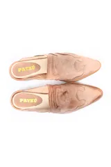 Zueco de cuero negro con diseño de estilo western, con costuras decorativas en el empeine, punta redondeada y taco cuadrado bajo.