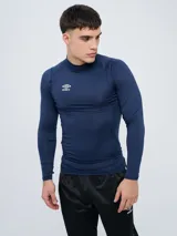 Remera térmica de manga larga y cuello alto de color azul marino, con logo de Umbro en el pecho y diseño ajustado.