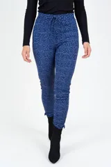 Pantalón de corte recto y tiro medio, confeccionado en tejido jacquard con textura y estampado floral en tonos azul oscuro y negro. Cuenta con bolsillos delanteros funcionales y cintura elastizada.