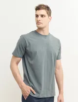 Remera de hombre color petróleo, de corte clásico y manga corta.