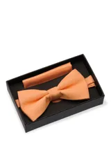 Moña color durazno con pañuelo de bolsillo haciendo juego, presentados en caja negra.