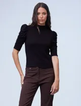 Blusa Philosophy de tejido acanalado color borgoña, con cuello alto y mangas cortas fruncidas.