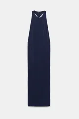 Vestido midi de tejido elástico color azul marino, con cuello halter, aberturas en la espalda y detalle de aplique metálico.