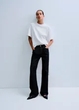 Camiseta de algodón blanca, de corte oversize, cuello redondo y manga corta con diseño holgado.