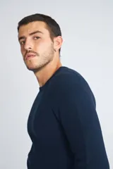 Sweater de punto color mostaza, con cuello redondo y mangas largas.