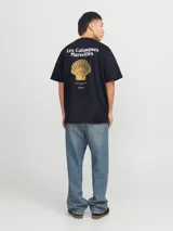 Remera de algodón con calce holgado, cuello redondo y mangas cortas. Presenta un pequeño logo estampado en el pecho y una estampa grande en la espalda con impresión de goma suave al tacto.