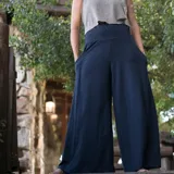 Palazzo de tiro alto confeccionado en jersey de algodón, con diseño amplio y fluido. Presenta una faja ancha en la cintura que brinda soporte y estiliza la figura, además de contar con bolsillos laterales funcionales.