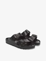 Sandalias Birkenstock Arizona Essentials negras, con dos correas ajustables con hebillas grandes translúcidas y plantilla anatómica.