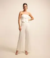 Pantalón wide leg de vestir color blanco, de tiro alto, con bolsillos delanteros con botón y pinzas delanteras.