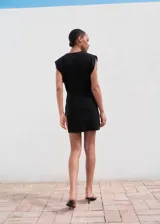 Vestido corto de diseño recto y sin mangas, con cuello en pico cruzado y falda cruzada. Cuenta con tirantes anchos, cierre de cremallera lateral y forro interior.