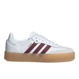 Championes Adidas Sambae W de cuero blanco con las tres tiras laterales en color borgoña. Suela de goma color caramelo.