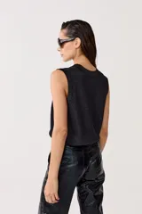 Chaleco tejido negro con lurex, escote en V y terminaciones de rib.