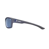 Lentes de sol Caterpillar con armazón envolvente de color gris mate y detalles en azul en el interior de las patillas y puente nasal. Presenta logo de la marca en el lente y en las patillas.
