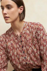 Camisa estampada de manga larga con puños elastizados, cuello mao y botones a tono.